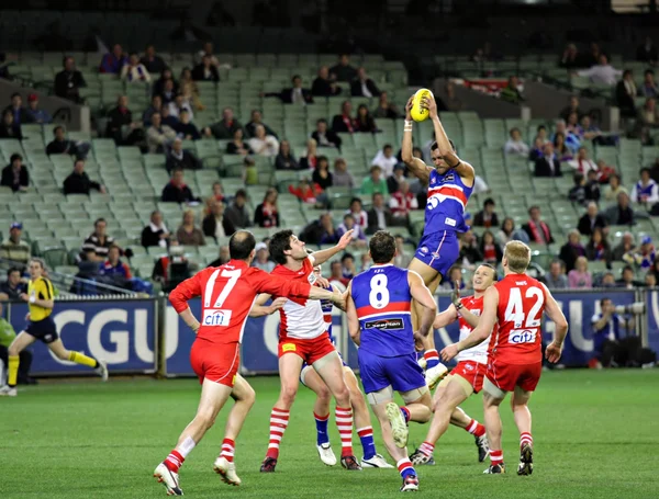 MELBOURNE - SETEMBRO 12: Jogadores de cisnes e buldogues em ação na segunda semifinal da AFL - Western Bulldogs vs Sydney Swans, setembro de 2008 Imagem De Stock