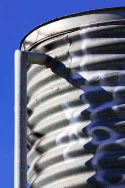 su tankı ve oluklu demir duvar