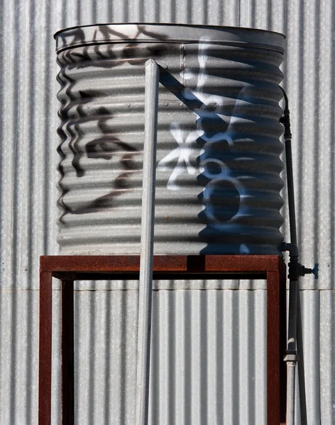 Depósito de agua y pared de hierro corrugado —  Fotos de Stock