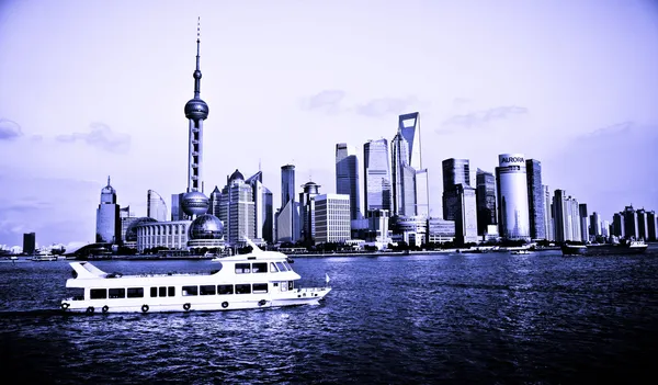 Shanghai Pudong skyline görünümünden bund — Stok fotoğraf