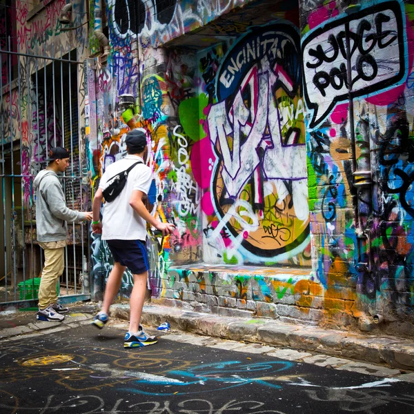 MELBOURNE - 14 de agosto: Arte urbano de artistas no identificados. El plan de gestión del graffiti de Melbourne reconoce la importancia del arte urbano en una cultura urbana vibrante — Foto de Stock