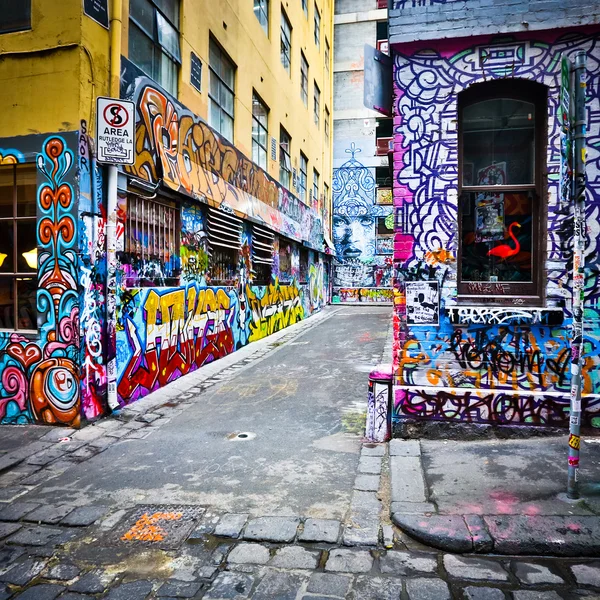 MELBOURNE - 14 de agosto: Arte urbano de artistas no identificados. El plan de gestión del graffiti de Melbourne reconoce la importancia del arte urbano en una cultura urbana vibrante — Foto de Stock
