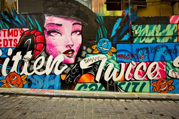 MELBOURNE - 14 de agosto: Arte urbano de artistas no identificados. El plan de gestión del graffiti de Melbourne reconoce la importancia del arte urbano en una cultura urbana vibrante —  Fotos de Stock
