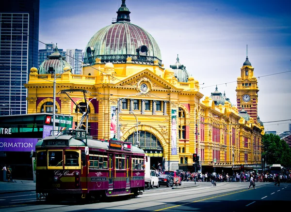 Melbourne, Australien - Oktober 29: ikoniska flinders street station, färdigställdes 1910 och används av över 100.000 människor varje dag — Stockfoto