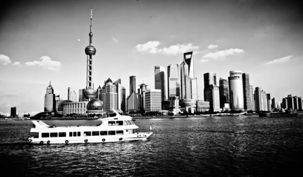 SHANGHAI - GENNAIO 16: Shanghai Pudong skyline vista dal Bund - che è una delle prime dieci attrazioni di Shanghai a Shanghai — Foto Stock
