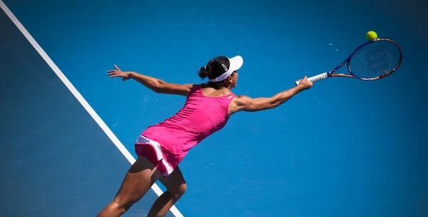 MELBOURNE, AUSTRALIA - 26 de enero: Yan Zi de China en su partido de dobles con Bethanie Mattek Sands contra Venus y Serena Williams — Foto de Stock