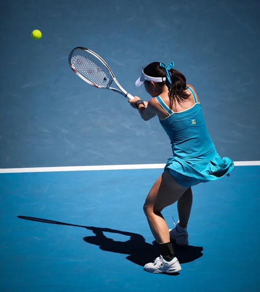 MELBOURNE, AUSTRÁLIA - JANEIRO 26: Jie Zheng em ação em sua vitória nas quartas de final sobre Maria Kirilenko durante o Aberto da Austrália de 2010 — Fotografia de Stock