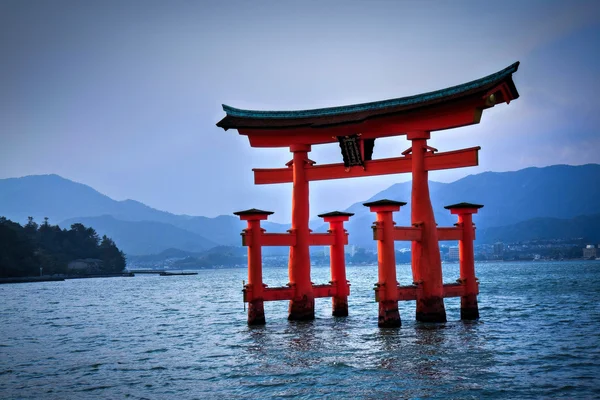 Torii bramy w miyajima, w pobliżu lotniska hiroshima - Japonia — Zdjęcie stockowe