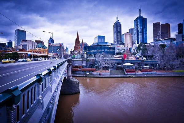 MELBOURNE, AUSTRALIA - 14 AGOSTO: Princes Bridge e Melbourne skyline. Melbourne è la seconda città più popolosa d'Australia — Foto Stock