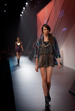 Melbourne, Avustralya - 18 Mart: bir model tasarımları tarafından joveeba 2010 l'oreal de vitrinde melbourne moda Festivali