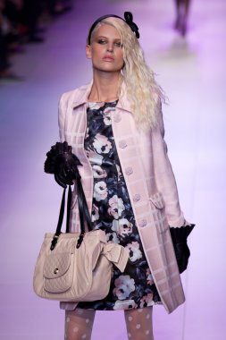 Melbourne - 19 Mart: Bir model tasarımları 2011 L'Oreal Melbourne moda Festivali Alannah Hill tarafından vitrinler