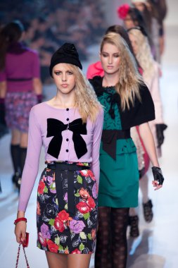 Melbourne - 19 Mart: Bir model tasarımları 2011 L'Oreal Melbourne moda Festivali Alannah Hill tarafından vitrinler