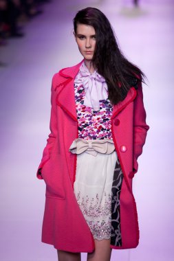 Melbourne - 19 Mart: Bir model tasarımları 2011 L'Oreal Melbourne moda Festivali Alannah Hill tarafından vitrinler