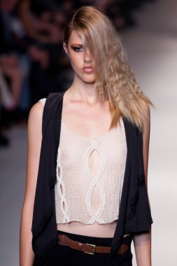 Melbourne - 19 Mart: Bir model 2011 L'Oreal Melbourne moda Festivali Joveeba designs vitrinler