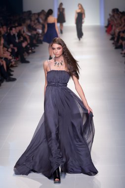 Melbourne - 19 Mart: Manken Wayne Cooper'ın tasarımlarında Wayne Cooper 2011 L'Oreal Melbourne moda Festivali 2011 L'Oreal Melbourne moda Festivala modeli vitrinler designs vitrinler