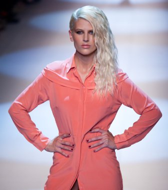 Melbourne - 19 Mart: Bir model tasarımları tarafından Maurie'nin ve Havva 2011 L'Oreal Melbourne moda Festivali showcases