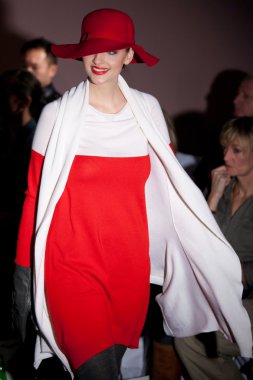 Melbourne - 19 Mart: Bir model tasarımları 2011 L'Oreal Melbourne moda Festivali Melbourne'de kablo tarafından vitrinler