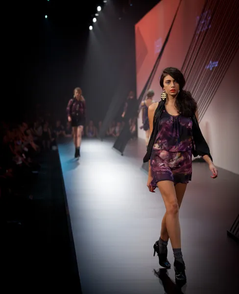 Melbourne, australia - märz 18: ein model präsentiert designs von joveeba auf dem l 'oreal melbourne fashion festival 2010 — Stockfoto
