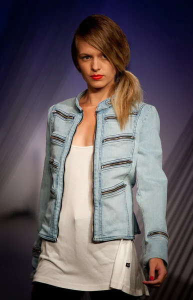 MELBOURNE, AUSTRÁLIA - 18 DE MARÇO: Um modelo mostra desenhos de Bettina Liano no L 'Oreal Melbourne Fashion Festival de 2010 — Fotografia de Stock