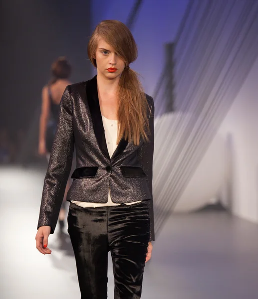Melbourne, Ausztrália - március 18: a modell bemutatja minták által, a 2010-es l'oreal bettina liano melbourne divat fesztivál — Stock Fotó