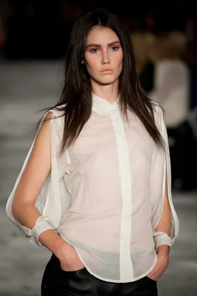 MELBOURNE - 19 MARZO: Un modello presenta i disegni di Melias al L'Oreal Melbourne Fashion Festival 2011 — Foto Stock