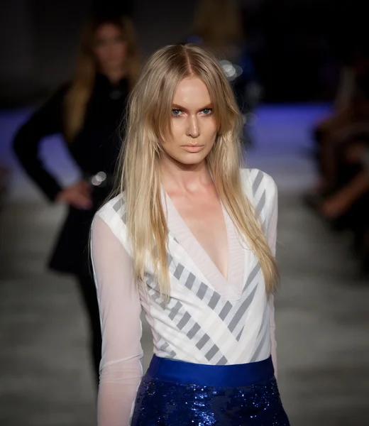 Melbourne - mars 19: En modell visar upp mönster av Alexi Freeman i 2011 L'Oreal Melbourne Fashion Festival — Stockfoto