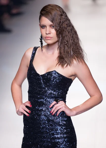 MELBOURNE - MARCH 19: A model showcases designs by Wayne Cooper in the 2011 L'Oreal Melbourne Fashion Festival — Stock Photo, Image