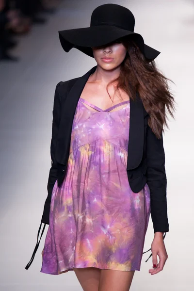 MELBOURNE - 19 MARZO: Un modello presenta i disegni di Talulah al L'Oreal Melbourne Fashion Festival 2011 — Foto Stock