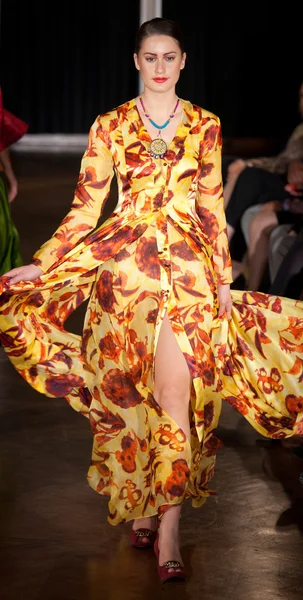 Melbourne - 19 marca: Model prezentuje wzorów przez John Cavill w festiwalu mody 2011 L'Oreal Melbourne — Zdjęcie stockowe