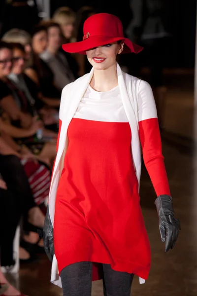 Melbourne - mars 19: En modell visar upp mönster av kabel Melbourne i 2011 L'Oreal Melbourne Fashion Festival — Stockfoto