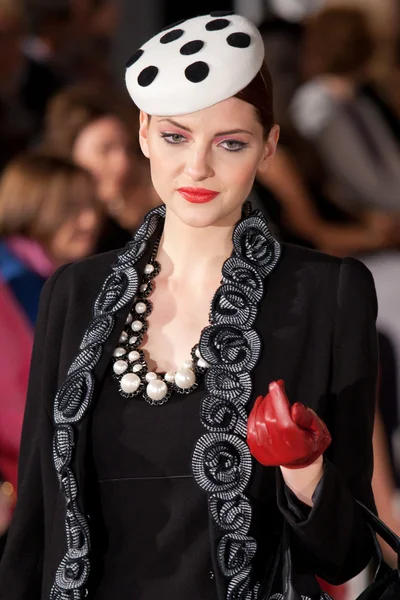 MELBOURNE - MARCH 19: A model showcases designs by Lisa Barron in the 2011 L'Oreal Melbourne Fashion Festival — Stock Photo, Image