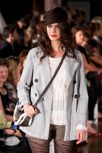 MELBOURNE - MARCH 19: A model showcases designs by Dainy Sawatzky in the 2011 L'Oreal Melbourne Fashion Festival — Stock Photo, Image