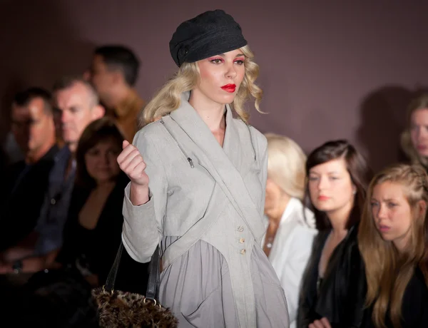 Melbourne - mars 19: En modell visar upp mönster av Dainy Sawatzky i 2011 L'Oreal Melbourne Fashion Festival — Stockfoto
