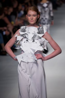 Melbourne - 16 Mart: Bir model tasarımları 2011 L'Oreal Melbourne moda Festivali'nde beyaz 3 tarafından vitrinler