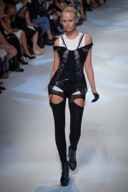 Melbourne - 16 Mart: Bir model tasarımları Laura Anderson 2011 L'Oreal Melbourne moda Festivali showcases