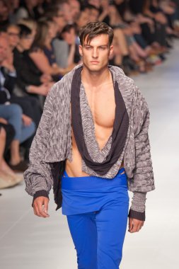 Melbourne - 16 Mart: Bir model 2011 L'Oreal Melbourne moda Festivali Huiee designs vitrinler