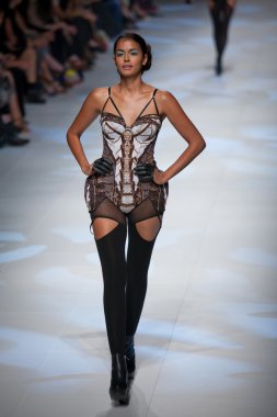 Melbourne - 16 Mart: Bir model tasarımları Laura Anderson 2011 L'Oreal Melbourne moda Festivali showcases