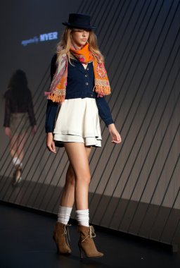 Melbourne, Avustralya - 18 Mart: bir model tasarımları arabella vitrinde ramsay 2010 l'oreal içinde melbourne moda Festivali