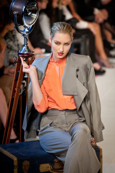 Melbourne - 17 mars: En modell montrar mönster av ingefära och Smart i 2011 L'Oreal Melbourne Fashion Festival — Stockfoto