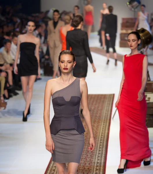 Melbourne - 17 marca: Model prezentuje wzorów przez Nicola Finetti w festiwalu mody 2011 L'Oreal Melbourne — Zdjęcie stockowe