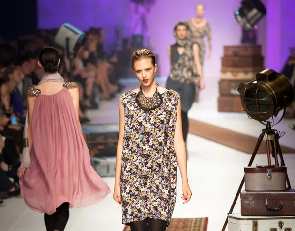Melbourne - 17 marca: Model prezentuje wzorów przez Megan Park w Melbourne festiwalu mody 2011 L'Oreal — Zdjęcie stockowe