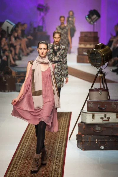 MELBOURNE - MARCH 17: A model showcases designs by Megan Park in the 2011 L'Oreal Melbourne Fashion Festival — Stock Photo, Image