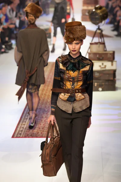 MELBOURNE - MARCH 17: A model showcases designs by Christine in the 2011 L'Oreal Melbourne Fashion Festival — Stock Photo, Image