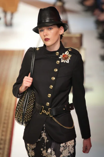 MELBOURNE - MARCH 17: A model showcases designs by Christine in the 2011 L'Oreal Melbourne Fashion Festival — Stock Photo, Image