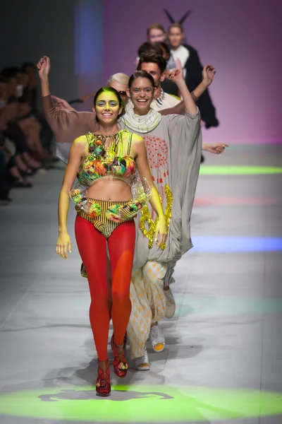 MELBOURNE - MARCH 16: Models showcase designs in the 2011 L'Oreal Melbourne Fashion Festival — Stock Photo, Image