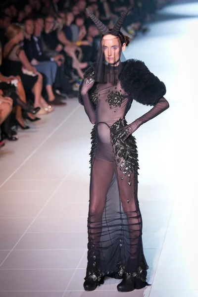 MELBOURNE - MARCH 16: A model showcases designs in the 2011 L'Oreal Melbourne Fashion Festival — Stock Photo, Image