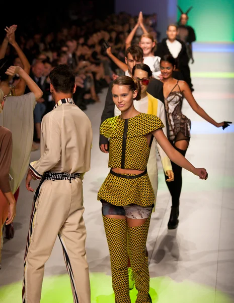 Melbourne - 16 mars: Modeller showcase mönster i 2011 L'Oreal Melbourne Fashion Festival — Stockfoto
