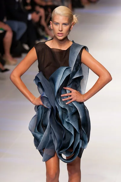MELBOURNE - 16 DE MARZO: Una modelo presenta los diseños de Ephemeral Reverie en el Festival de la Moda de Melbourne 2011 L 'Oreal — Foto de Stock