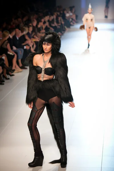 MELBOURNE - MARCH 16: A model showcases designs in the 2011 L'Oreal Melbourne Fashion Festival — Stock Photo, Image