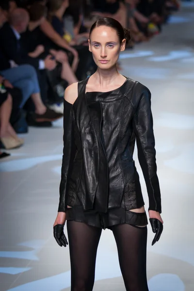 Melbourne - 16 mars: En modell montrar mönster av Laura Anderson i 2011 L'Oreal Melbourne Fashion Festival — Stockfoto